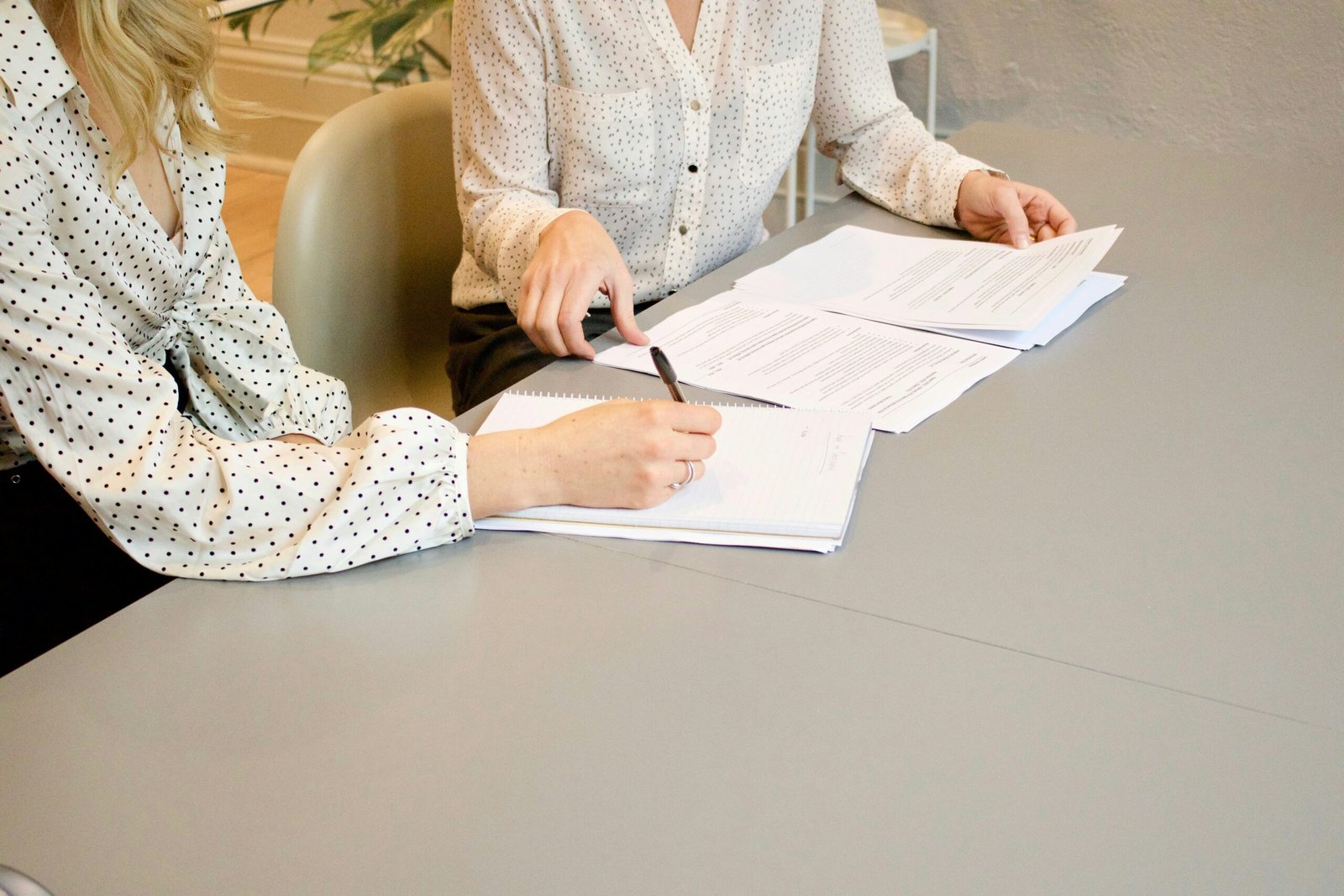 Que vous ayez besoin de personnel qualifié à court ou à long terme, Bratiz Group vous propose des solutions d’intérim adaptées à vos exigences. Nos Services : Recrutement temporaire : Mettez rapidement en place des équipes efficaces. Personnel spécialisé : Agents d’entretien, sécurité, manutention, etc. Gestion administrative : Simplifiez vos démarches RH. Flexibilité totale : Ajustez vos effectifs en fonction de vos besoins.
